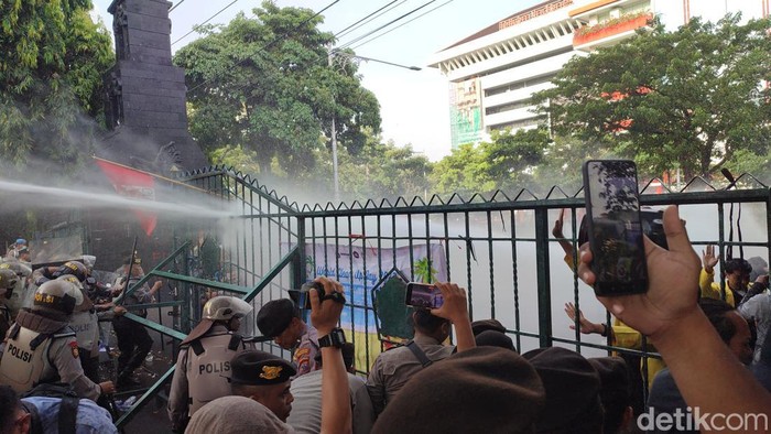 Polisi tembakan water cannon ke arah massa mahasiswa di Semarang, Rabu (1/5/2024).