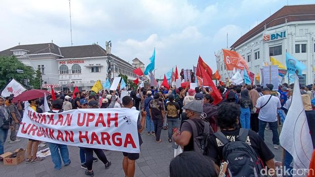 Massa aksi buruh dan mahasiswa saat menggelar aksi unjuk rasa May Day di kawasan Titik Nol Kilometer Jogja, Rabu (1/5/2024).