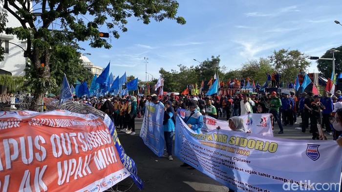 Demo buruh di kantor Gubernur Jatim Surabaya