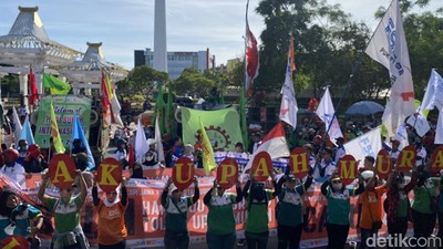 Potret Demo Hari Buruh Sedunia 2024 di Kantor Gubernur Jatim