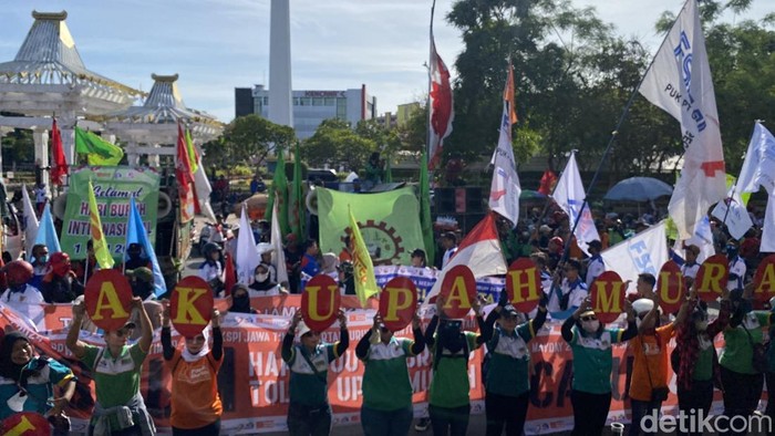 Demo buruh di kantor Gubernur Jatim Surabaya