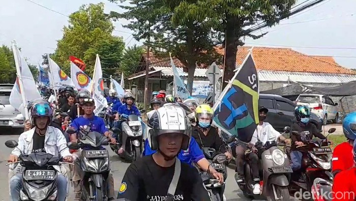 Buruh dari Forum Aliansi Serikat Pekerja (FASP) menggelar demo di Brebes, Rabu (1/5/2024).