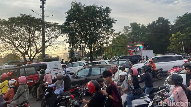 Demo mahasiswa di depan pintu I Unhas, Makassar, menyebabkan kemacetan sejauh 1,4 kilometer. Andi Audia Faiza Nazli Irfan/detikSulsel