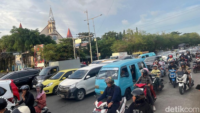 Demo mahasiswa di depan pintu I Unhas, Makassar, menyebabkan kemacetan sejauh 1,4 kilometer. Andi Audia Faiza Nazli Irfan/detikSulsel