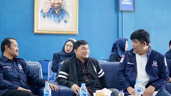 Dimyati Siap Bersaing dengan Airin, Rano Karno dan WH di Pilgub Banten Mantan Bupati Pandeglang, Achmad Dimyati Natakusumah percaya diri untuk maju dan ikut kontestasi di Pilgub Banten 2024 mendatang.