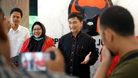 Setelah menyerahkan formulir, anggota DPR RI dari Fraksi PKS ini menegaskan dirinya siap berhadapan dengan mantan Walikota Tangsel Airin Rachmi Dianny dan dua mantan Gubernur Banten Rano Karno dan Wahidin Halim.