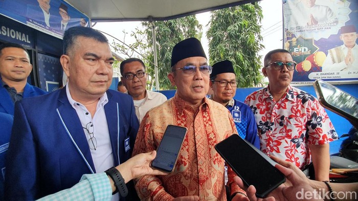 Eddy Santana Putra serahkan formulir pendaftaran bacagub ke PAN.