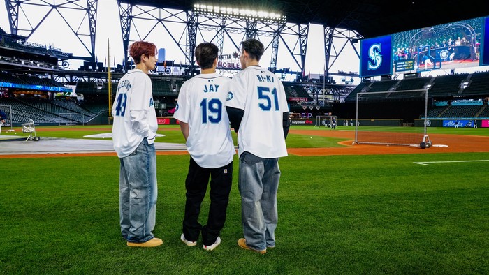 ENHYPEN melakukan first pitch di T-Mobile Park saat pertandingan Seattle Mariners pada Senin (29/4/2024). Heesung, Jay, dan Niki mewakili ENHYPEN buat datang ke event ini di sela tur AS mereka.