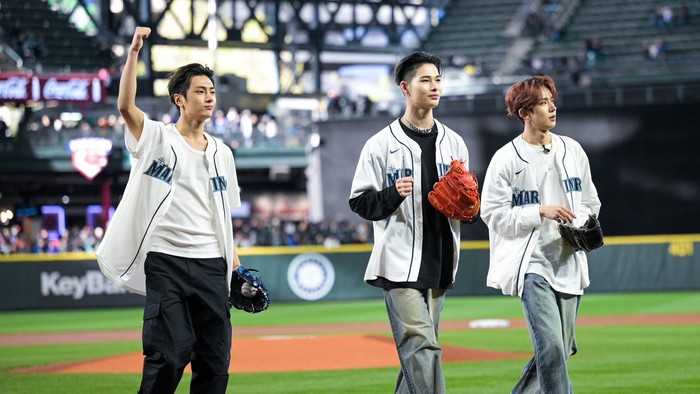 ENHYPEN melakukan first pitch di T-Mobile Park saat pertandingan Seattle Mariners pada Senin (29/4/2024). Heesung, Jay, dan Niki mewakili ENHYPEN buat datang ke event ini di sela tur AS mereka.