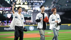 Di kesempatan tersebut, Heesung, Jay, dan Niki melakukan lemparan pitch pertama. (Foto: dok. Seattle Mariners)
