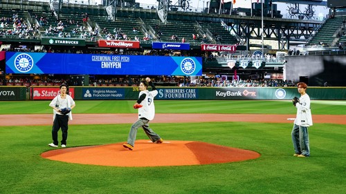 ENHYPEN melakukan first pitch di T-Mobile Park saat pertandingan Seattle Mariners pada Senin (29/4/2024). Heesung, Jay, dan Niki mewakili ENHYPEN buat datang ke event ini di sela tur AS mereka.