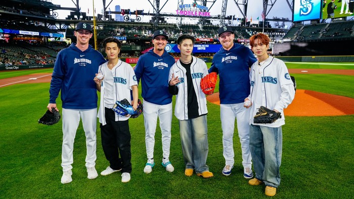 ENHYPEN melakukan first pitch di T-Mobile Park saat pertandingan Seattle Mariners pada Senin (29/4/2024). Heesung, Jay, dan Niki mewakili ENHYPEN buat datang ke event ini di sela tur AS mereka.