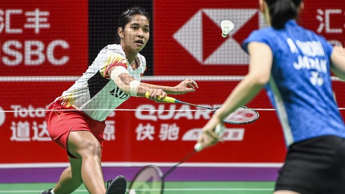 Ester Kalah, Tim Uber Indonesia Tertinggal 1-2 dari Jepang Pebulu tangkis tunggal putri Indonesia Ester Nurumi Tri Wardoyo mengembalikan kok ke arah lawan pebulu tangkis tunggal putri Jepang Aya Ohori dalam babak kualifikasi grup Piala Uber 2024 di Chengdu Hi Tech Zone Sports Center Gymnasium, Chengdu, China, Rabu (1/5/2024). Ester Nurumi Tri Wardoyo kalah dengan tiga gim 21-14, 20-22, 18-21 dan sementara tim Uber Indonesia tertinggal 1-2 dari Jepang. ANTARA FOTO/Galih Pradipta/rwa.