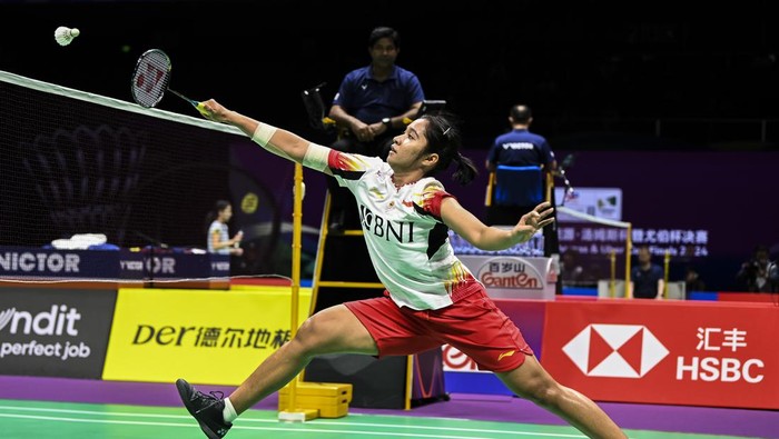Ester Kalah, Tim Uber Indonesia Tertinggal 1-2 dari Jepang Pebulu tangkis tunggal putri Indonesia Ester Nurumi Tri Wardoyo mengembalikan kok ke arah lawan pebulu tangkis tunggal putri Jepang Aya Ohori dalam babak kualifikasi grup Piala Uber 2024 di Chengdu Hi Tech Zone Sports Center Gymnasium, Chengdu, China, Rabu (1/5/2024). Ester Nurumi Tri Wardoyo kalah dengan tiga gim 21-14, 20-22, 18-21 dan sementara tim Uber Indonesia tertinggal 1-2 dari Jepang. ANTARA FOTO/Galih Pradipta/rwa.