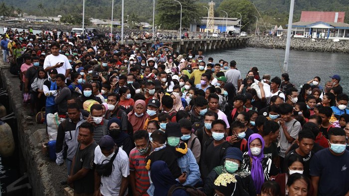 Seorang warga mengendong anaknya berada di atas geladak  KRI Kakap-811 saat dievakuasi  di Pelabuhan Tagulandang, Kabupaten Kepulauan Sitaro, Sulawesi Utara, Rabu (1/5/2024).TNI Angkatan Laut (Danlantamal) VIII mengevakuasi sekitar 330 orang yang terdampak erupsi Gunung Ruang dengan menggunakan KRI Kakap-811 menuju Pelabuhan Bitung karena menyusulnya meningkatnya aktivitas gunung yang berada pada status Level IV Awas. ANTARA FOTO/Andri Saputra/nz.