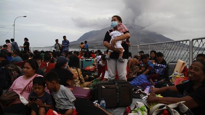 Potret Ratusan Orang Dievakuasi Akibat Erupsi Gunung Ruang