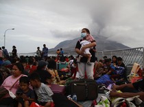 Potret Ratusan Orang Dievakuasi Akibat Erupsi Gunung Ruang