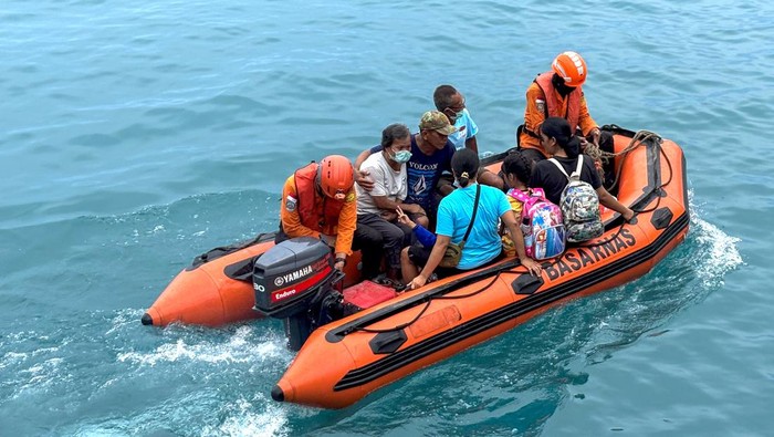Evakuasi warga terdampak erupsi Gunung Ruang Anggota Basarnas mengevakuasi warga ke atas geladak KN SAR Bima Sena di Pulau Tagulandang, Kepulauan Sitaro, Sulawesi Utara, Rabu (1/5/2024). Basarnas Manado mengevakuasi sekitar 109 orang warga yang terdampak erupsi Gunung Ruang itu dengan menggunakan KN SAR Bima Sena menuju Pelabuhan Munte di Kabupaten Minahasa Utara. ANTARA FOTO/Pradanna Putra Tampi/mrh/rwa.