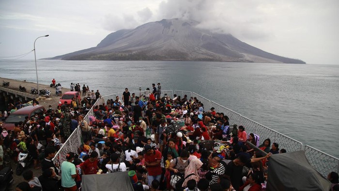 Evakuasi warga terdampak erupsi Gunung Ruang Seorang warga mengendong anaknya berada di atas geladak KRI Kakap-811 saat dievakuasi di Pelabuhan Tagulandang, Kabupaten Kepulauan Sitaro, Sulawesi Utara, Rabu (1/5/2024).TNI Angkatan Laut (Danlantamal) VIII mengevakuasi sekitar 330 orang yang terdampak erupsi Gunung Ruang dengan menggunakan KRI Kakap-811 menuju Pelabuhan Bitung karena menyusulnya meningkatnya aktivitas gunung yang berada pada status Level IV Awas. ANTARA FOTO/Andri Saputra/nz.