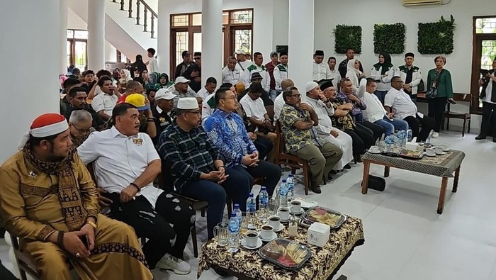 Front Pemuda Muslim Maluku (FPMM) gelar halalbihalal di Jakarta. Acara dihadiri Umar Kei, tokoh masyarakat, tokoh agama, dan warga Maluku dan Maluku Utara.