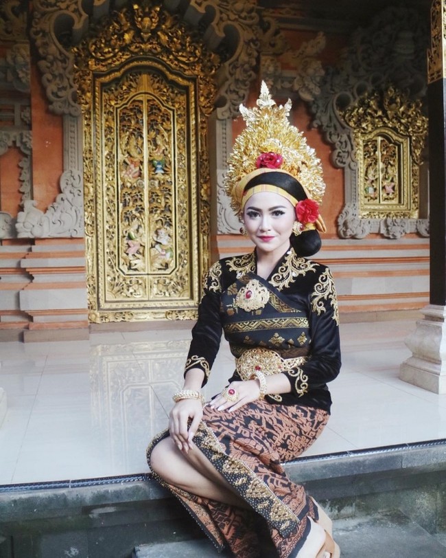 Mahalini merupakan wanita Bali tulen. Ayahnya adalah I Gede Suraharja dan ibunya bernama Ni Nyoman Serini. Nama lengkap Mahalini adalah Ni Luh Ketut Mahalini Ayu Raharja. Foto: Dok. Instagram @mahaliniraharja