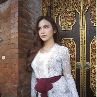 Pada 13 April 2024, Mahalini memamerkan fotonya mengenakan kebaya putih brokat rancangan Asky Febrianti. Sesuai ciri khas kebaya Bali, penampilannya dilengkapi selendang warna merah marun yang dililitkan ke pinggang. Foto: Dok. Instagram @mahaliniraharja