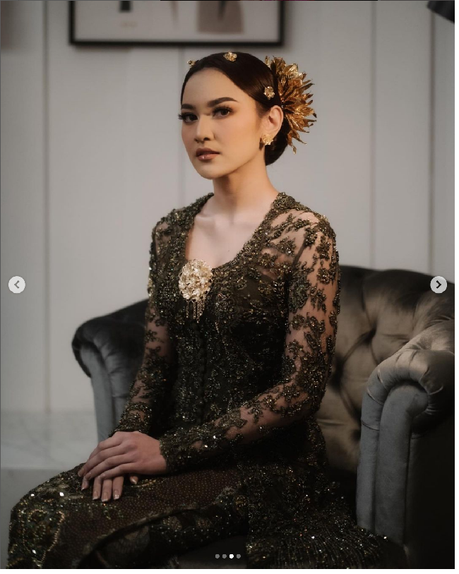 Kebaya rancangan desainer Asky Febrianti yang dikenakan Mahalini saat lamaran ini tampak mewah dengan detail bordir dan lace serta taburan payet. Aksen fringe pada bagian hem bawah menambah kesan glamor. Foto: Dok. Instagram @mahaliniraharja