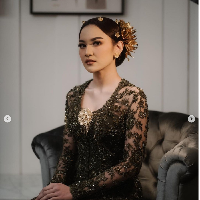Kebaya rancangan desainer Asky Febrianti yang dikenakan Mahalini saat lamaran ini tampak mewah dengan detail bordir dan lace serta taburan payet. Aksen fringe pada bagian hem bawah menambah kesan glamor. Foto: Dok. Instagram @mahaliniraharja