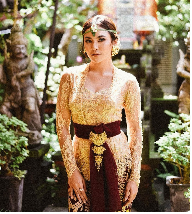 Sebagai wanita yang lahir di Denpasar, Bali, Mahalini pastinya sudah akrab dengan kebaya ala Pulau Dewata. Mahalini tampil dengan kebaya Bali warna kuning yang dilengkapi obi atau belt. Foto: Dok. Instagram @mahaliniraharja