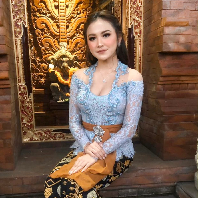 Mahalini tampil memakai kebaya berwarna biru dengan selendang yang diikatkan ke pinggang. Selendang yang diikatkan ke pinggang ini merupakan ciri khas kebaya Bali. Foto: Dok. Instagram @mahaliniraharja