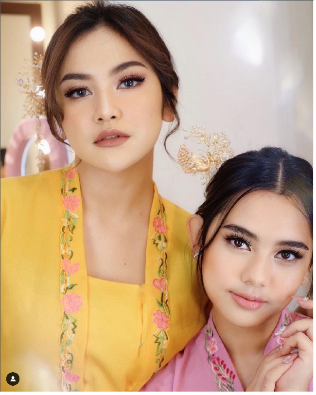 Mahalini kerap mengunggah berbagai penampilannya di akun Instagramnya @mahaliniraharja. Seperti di foto ini, Mahalini berpose memakai kebaya bersama penyanyi Ziva Magnolya. Foto: Dok. Instagram @mahaliniraharja