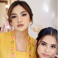 Mahalini kerap mengunggah berbagai penampilannya di akun Instagramnya @mahaliniraharja. Seperti di foto ini, Mahalini berpose memakai kebaya bersama penyanyi Ziva Magnolya. Foto: Dok. Instagram @mahaliniraharja