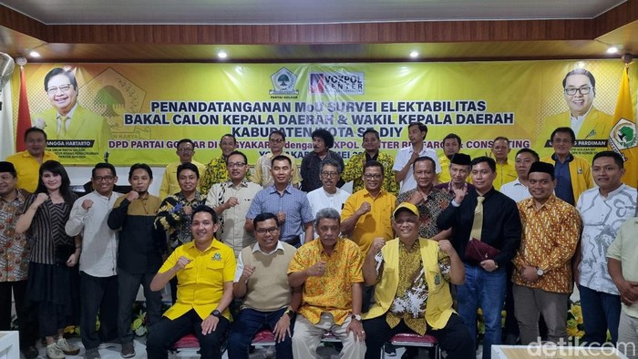 Pengurus Golkar se-DIY saat berfoto bersama semua balon yang maju Pilkada melalui Golkar, Rabu (1/5/2024).