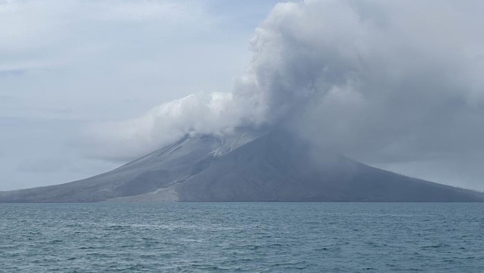 Gunung Ruang Kembali Erupsi, Begini Potretnya Mount Ruang volcano spews volcanic materials during an eruption as seen from Tagulandang in Sitaro, North Sulawesi province, Indonesia, May 1, 2024. The Center for Volcanology and Geological Hazard Mitigation (PVMBG)/Handout via REUTERS ATTENTION EDITORS - THIS IMAGE HAS BEEN SUPPLIED BY A THIRD PARTY. MANDATORY CREDIT.