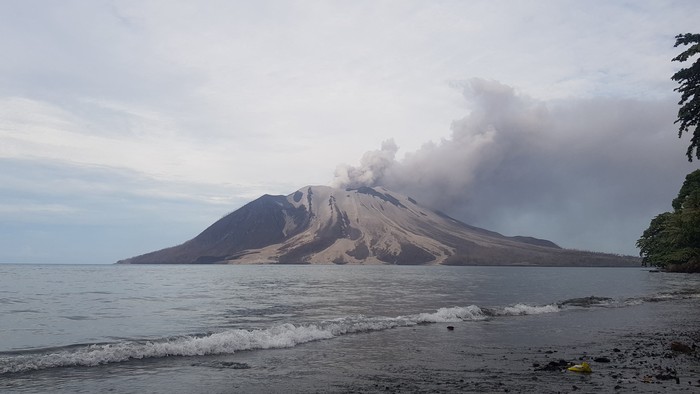Mount Ruang volcano spews volcanic materials during an eruption as seen from Tagulandang in Sitaro, North Sulawesi province, Indonesia, May 1, 2024. The Center for Volcanology and Geological Hazard Mitigation (PVMBG)/Handout via REUTERS ATTENTION EDITORS - THIS IMAGE HAS BEEN SUPPLIED BY A THIRD PARTY. MANDATORY CREDIT.