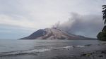 Gunung Ruang Kembali Erupsi, Begini Potretnya