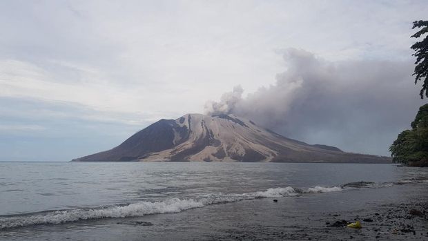 Mount Ruang volcano spews volcanic materials during an eruption as seen from Tagulandang in Sitaro, North Sulawesi province, Indonesia, May 1, 2024. The Center for Volcanology and Geological Hazard Mitigation (PVMBG)/Handout via REUTERS ATTENTION EDITORS - THIS IMAGE HAS BEEN SUPPLIED BY A THIRD PARTY. MANDATORY CREDIT.
