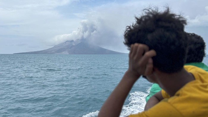 Mount Ruang volcano spews volcanic materials during an eruption as seen from Tagulandang in Sitaro, North Sulawesi province, Indonesia, May 1, 2024. The Center for Volcanology and Geological Hazard Mitigation (PVMBG)/Handout via REUTERS ATTENTION EDITORS - THIS IMAGE HAS BEEN SUPPLIED BY A THIRD PARTY. MANDATORY CREDIT.