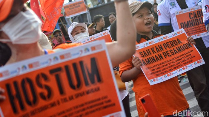 Hari Buruh Seduniua 2024 Surabaya di depan kantor Gubernur Jatim