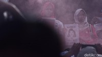 Dua buruh memegang poster bergambar Marsinah. Buruh meminta pemerintah pengangkatan Marsinah sebagai pahlawan nasional (Foto: Rifki Afifan Pridiasto)