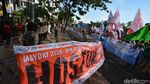 Potret Demo Hari Buruh Sedunia 2024 di Kantor Gubernur Jatim