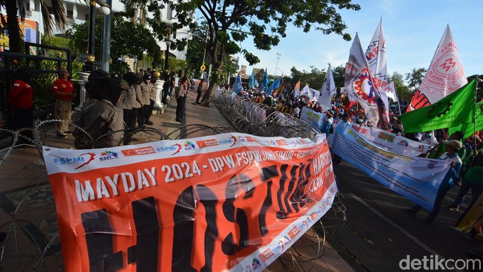 Hari Buruh Seduniua 2024 Surabaya di depan kantor Gubernur Jatim