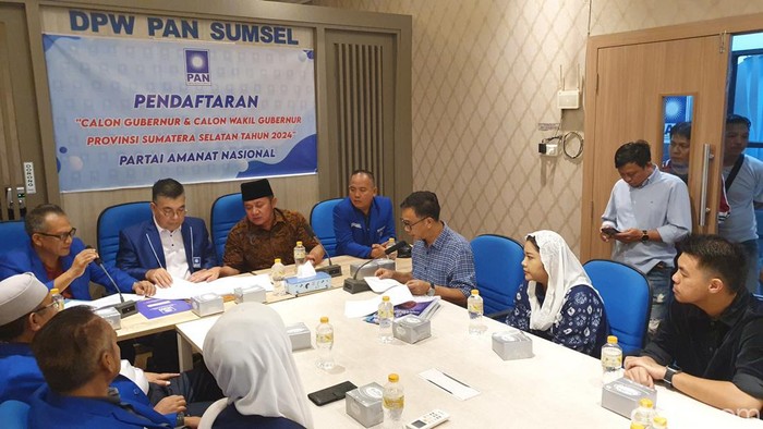 Herman Deru kembalikan formulir di PAN Sumsel.