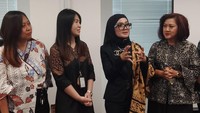 Direktur Sustainability Finance Specialist Departemen Pengaturan dan Pengembangan Perbankan OJK Uli Agustina (kedua dari kanan) berbincang-bincang dengan Head of Sustainability PT Bank Maybank Indonesia Tbk (Maybank Indonesia) Maria Triffany Fransiska (kedua dari kiri), Head of ESG Strategy & Solutions Maybank Group Global Banking Ranita Abdullah (paling kiri) dan sejumlah pimpinan unit kerja di Maybank Indonesia di sela-sela Sustainability Immersion Workshop yang diselenggarakan di Kantor Pusat di Maybank Indonesia, Jakarta.