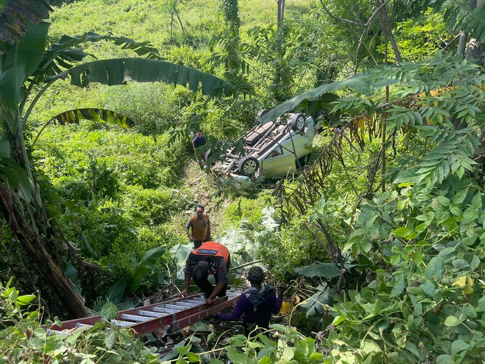 Innova terjun ke jurang di Mojokerto