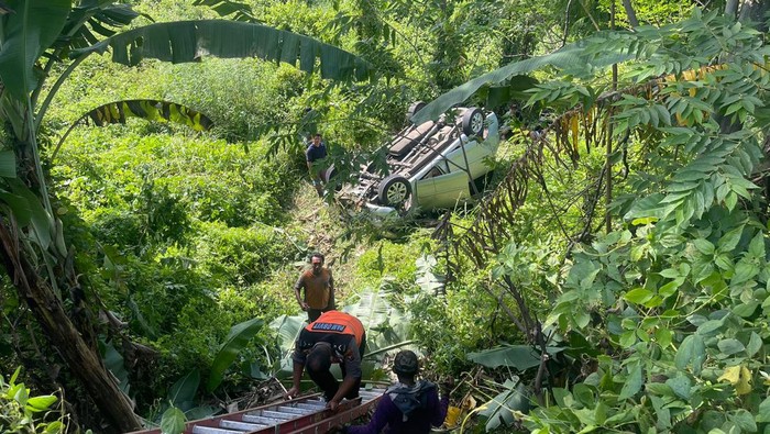 Innova terjun ke jurang di Mojokerto