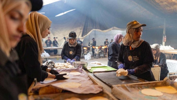 Palestinians gather to receive food meals cooked by World Central Kitchen (WCK) after the charity resumed operations, at a school sheltering displaced people, amid the ongoing conflict between Israel and Hamas, in Deir Al-Balah in the central Gaza Strip May 1, 2024. REUTERS/Ramadan Abed