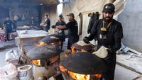 Relawan World Central Kitchen tengah memasak makanan di dapur umum di Deir Al-Balah.