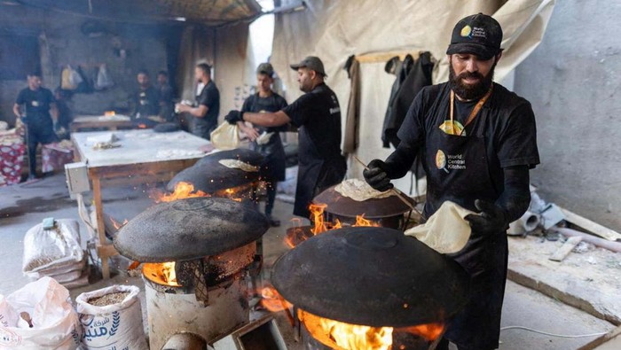 Palestinians gather to receive food meals cooked by World Central Kitchen (WCK) after the charity resumed operations, at a school sheltering displaced people, amid the ongoing conflict between Israel and Hamas, in Deir Al-Balah in the central Gaza Strip May 1, 2024. REUTERS/Ramadan Abed
