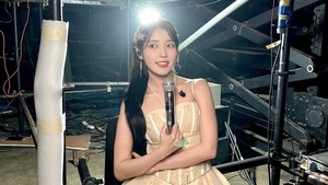 Foto ini diambil di sela-sela penampilan IU di atas panggung konser. Sempat ya foto dulu! (Foto: dok. Instagram @dlwlrma)